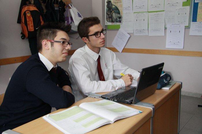 alumnos trabajando en bachillerato