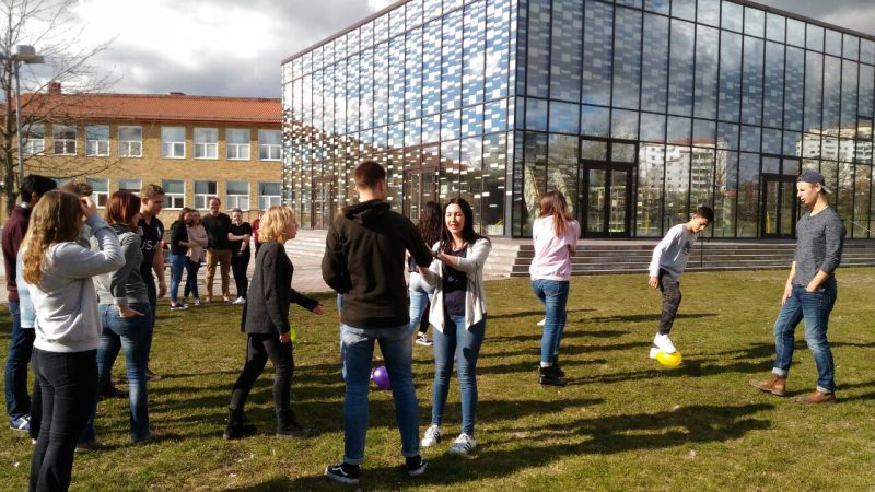 Alumnos en el campus de Suecia.