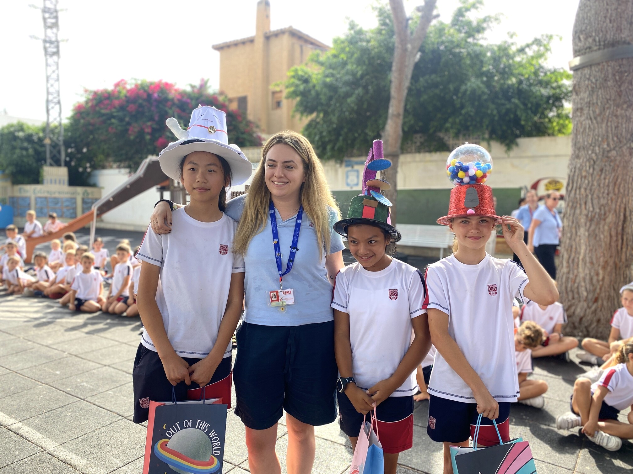 Desfile sombreros Ascot Lope de Vega International School colegio privado Benidorm fin de curso Primaria