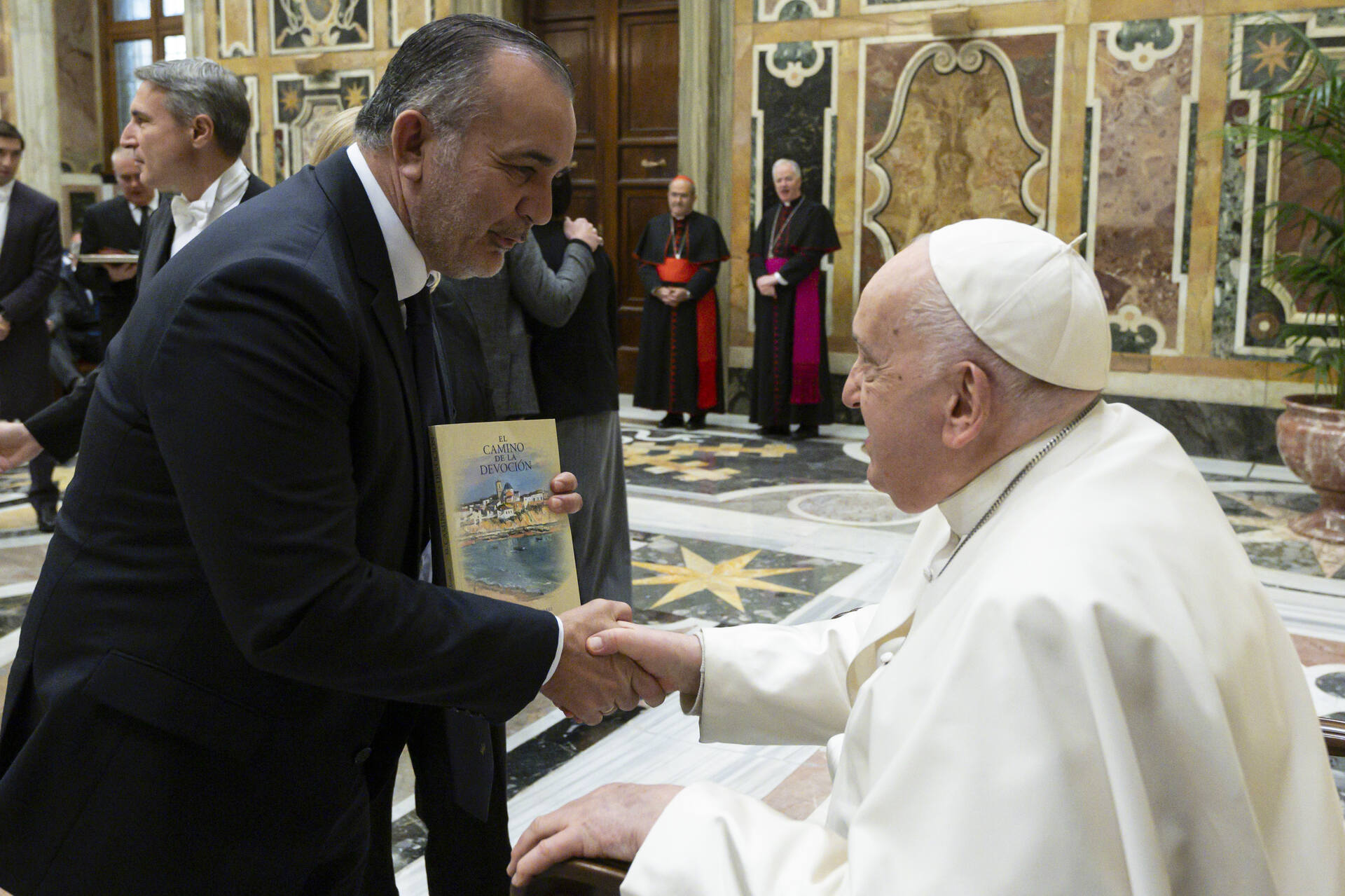 Vicente Fuster presents the book El camino de la devoción to Pope Francis.